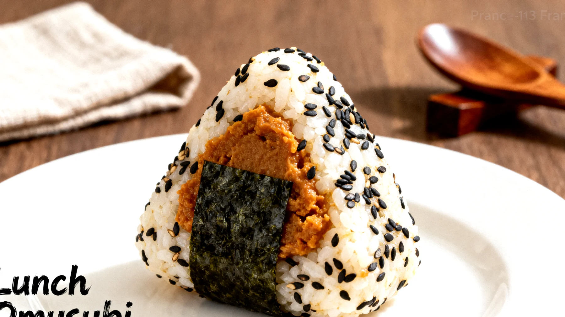 Onigiri au miso, sésame noir et algue nori"