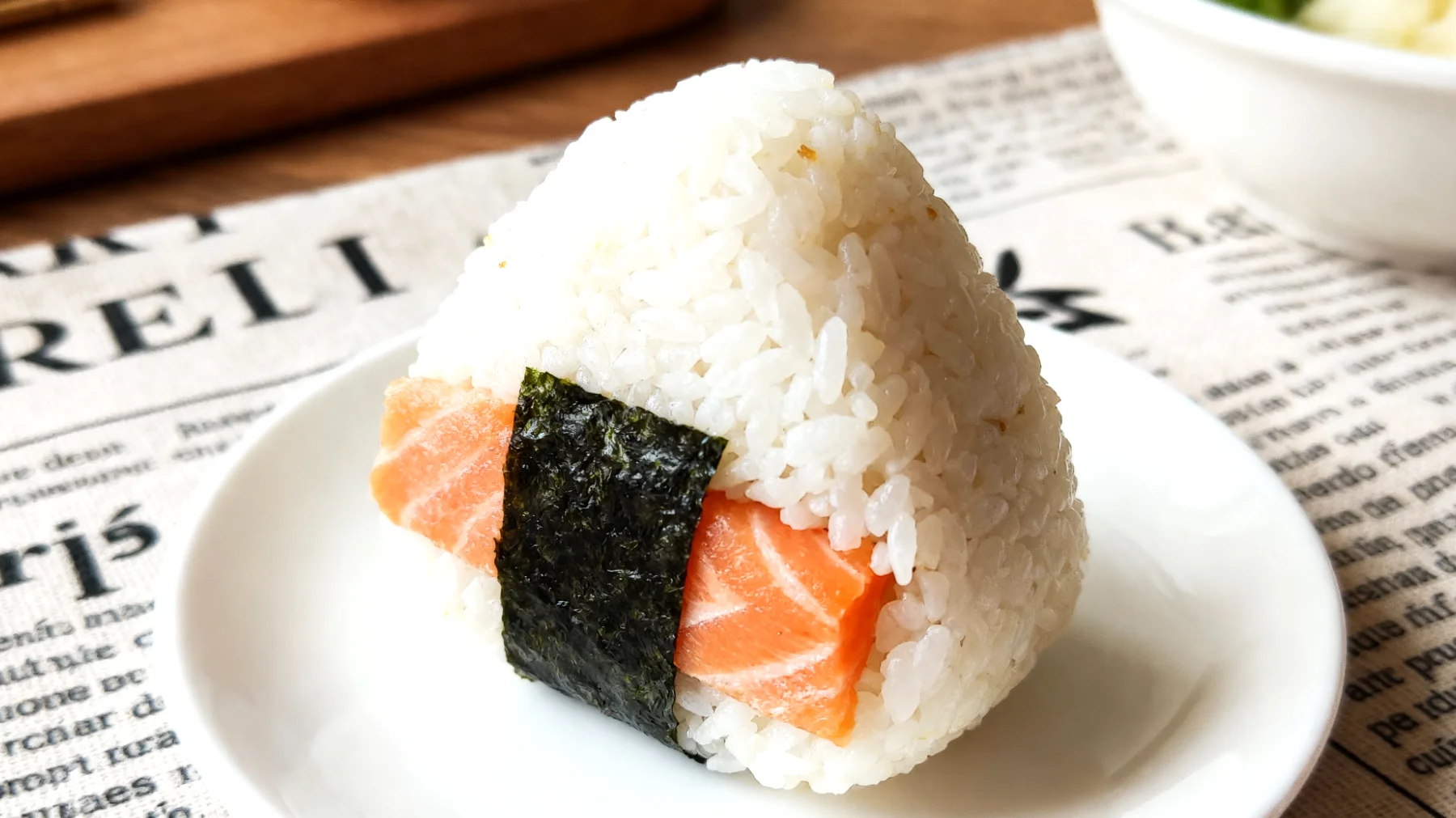 Onigiri au saumon et aux algues nori"